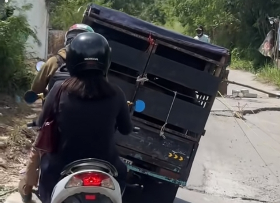 Lagi-lagi Ambles, Jalan Kali CBL Cibitung Kertamukti Bikin Pengendara Deg-degan