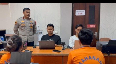 Pasangan Suami Istri Ini Bobol Rumah Kosong di Karawang