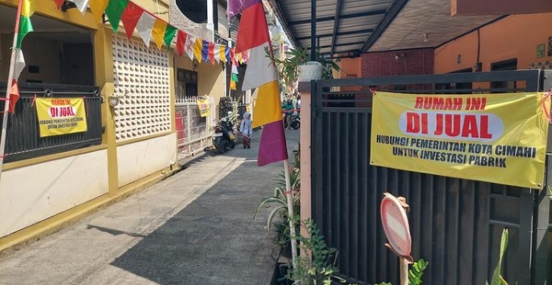 Warga Cimahi Pasang Plang “Rumah Dijual” sebagai Bentuk Protes terhadap Pabrik Cokelat