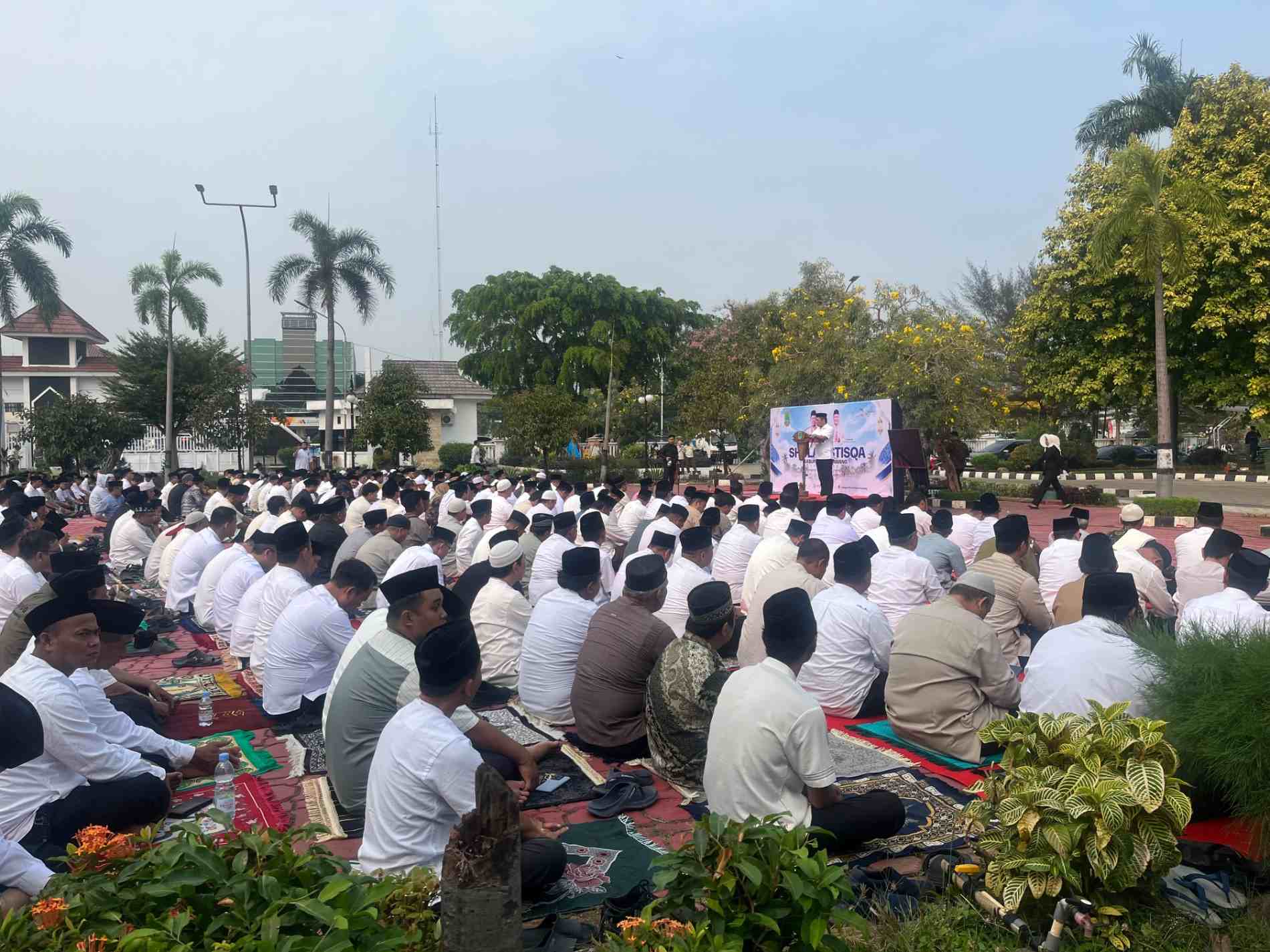Pemkab Karawang Gelar Salat Istisqa dan Distribusikan 1,5 Juta Liter Air Bersih Hadapi Kekeringan