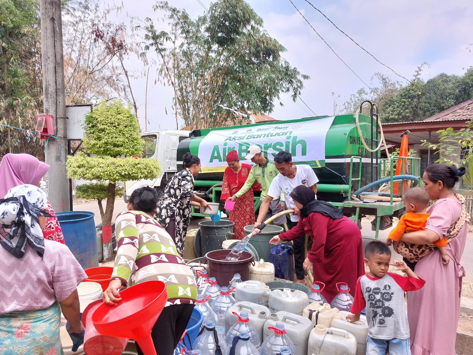 Pupuk Kujang Berikan Bantuan Air Bersih ke Warga, Dampak Kemarau Panjang