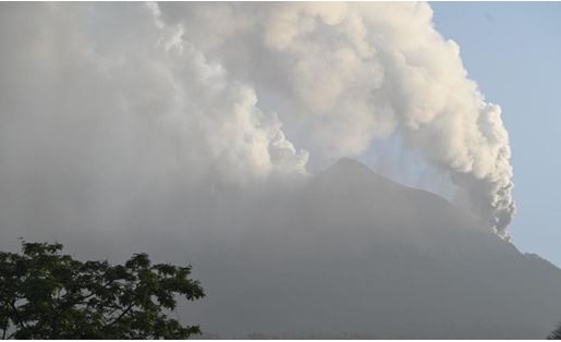 Senin Pagi Ini, Gunung Lewotobi Laki-Laki Erupsi Lagi, Tinggi Kolom Letusan 700 Meter