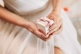 5 Tips and Trick Memilih Hadiah Untuk Diberikan Kepada Calon Pengantin, Gak Perlu Mahal Tapi Niatnya