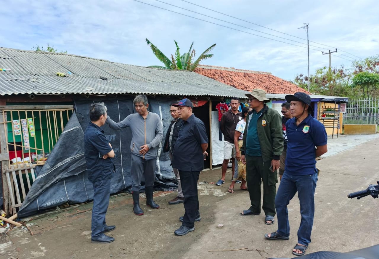 GERCEP! Bupati Aep Berikan Bantuan-Pertolongan ke Ribuan Warga yang Tertimpa Banjir Rob di Desa Cemara Jaya