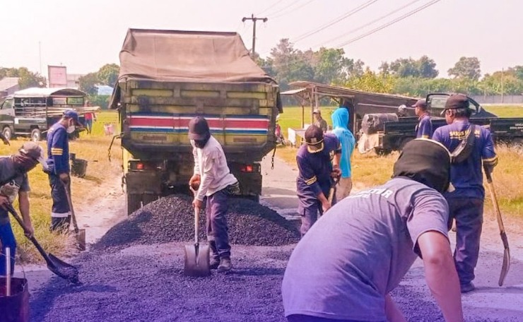 Dinas PUPR Karawang Laksanakan Pemeliharaan Rutin Jalan Cikampek - Wadas Tirtamulya