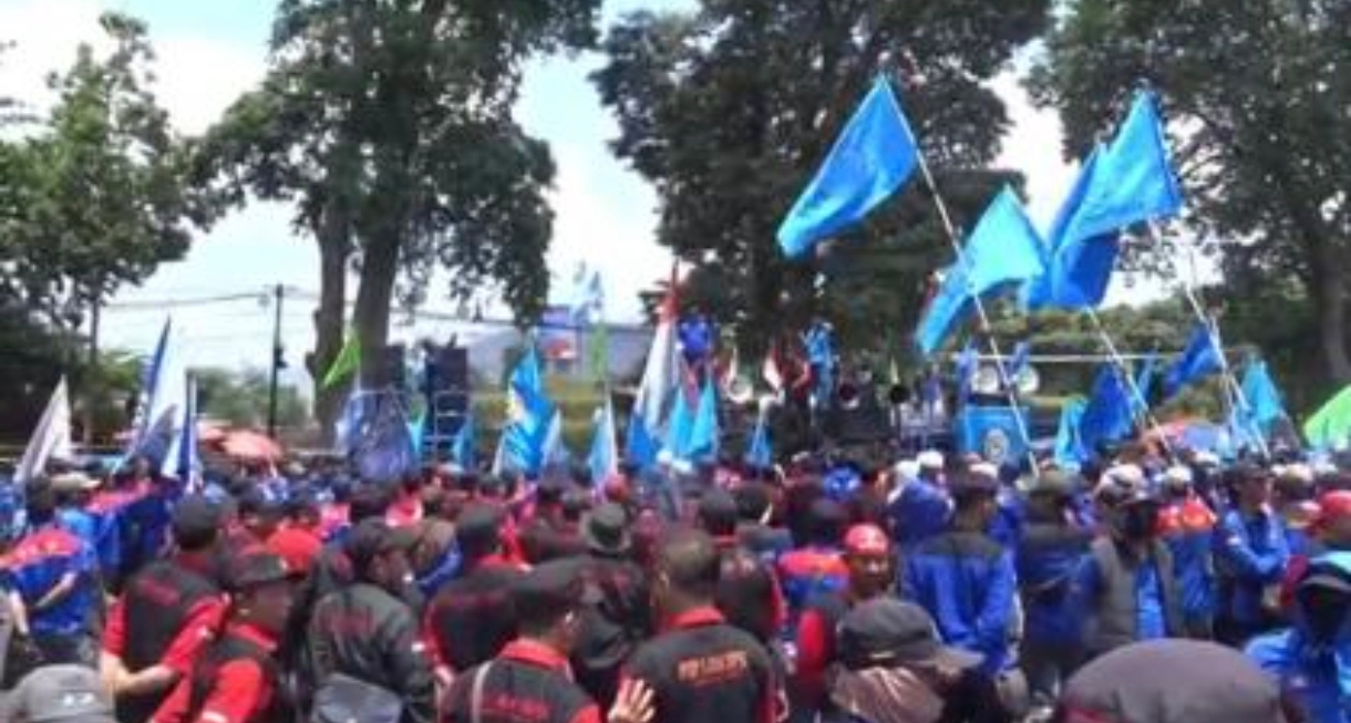 Ribuan Buruh Kepung Gedung Sate, Suarakan Tuntutan Upah dan Stop Outsourcing