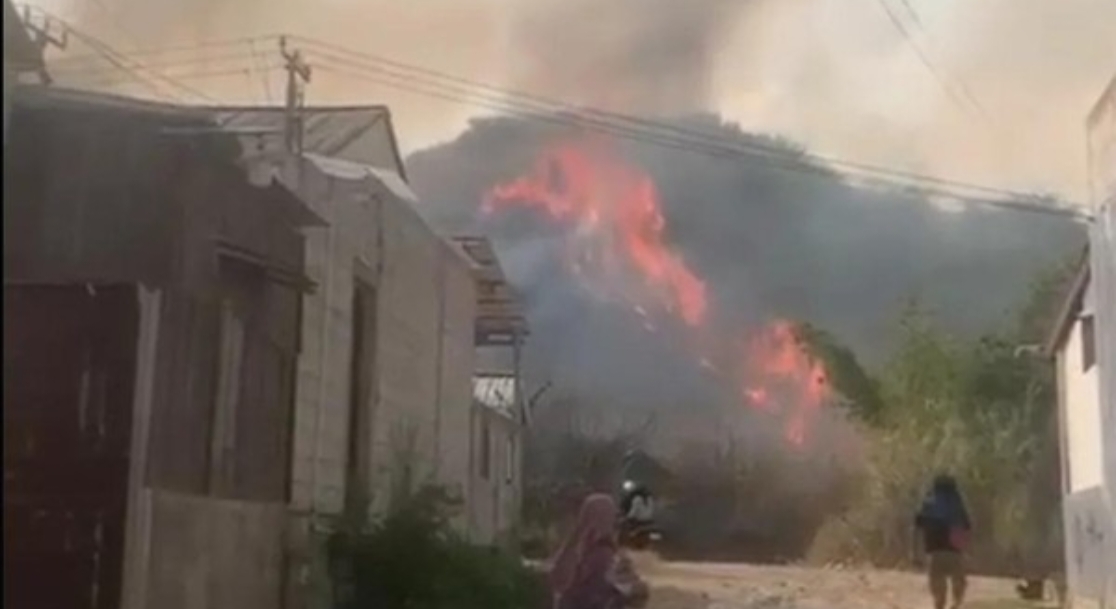 Gunung Anjing Terbakar, Petugas Kesulitan Jangkau Titik Api