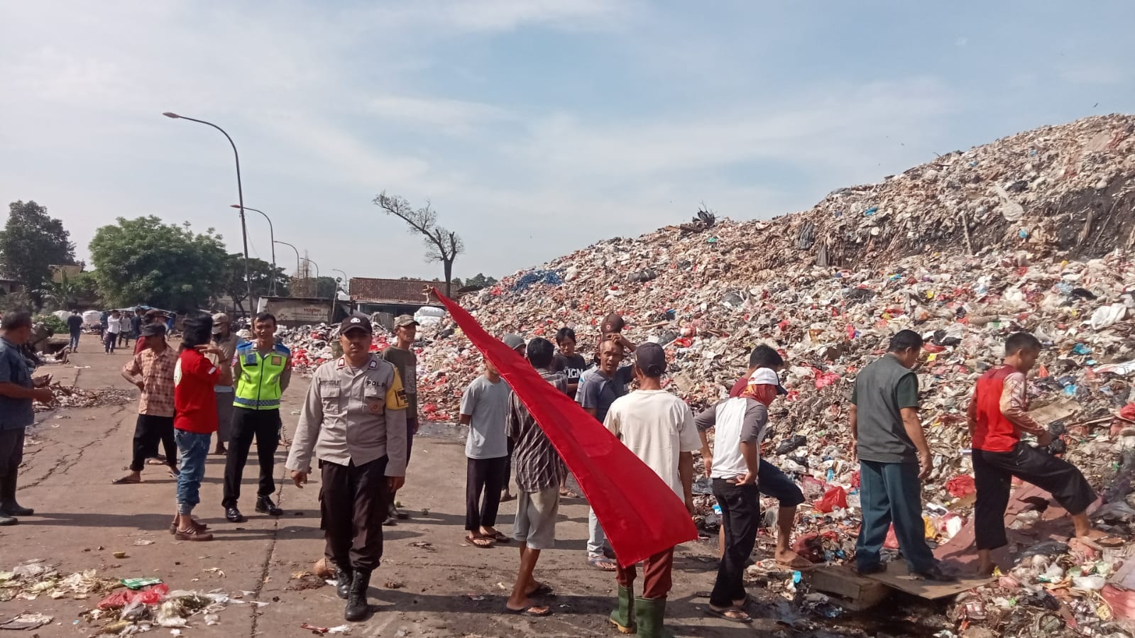 Dianggap Jalan Warga, Jalur Menuju ke TPA Burangkeng Diblokade