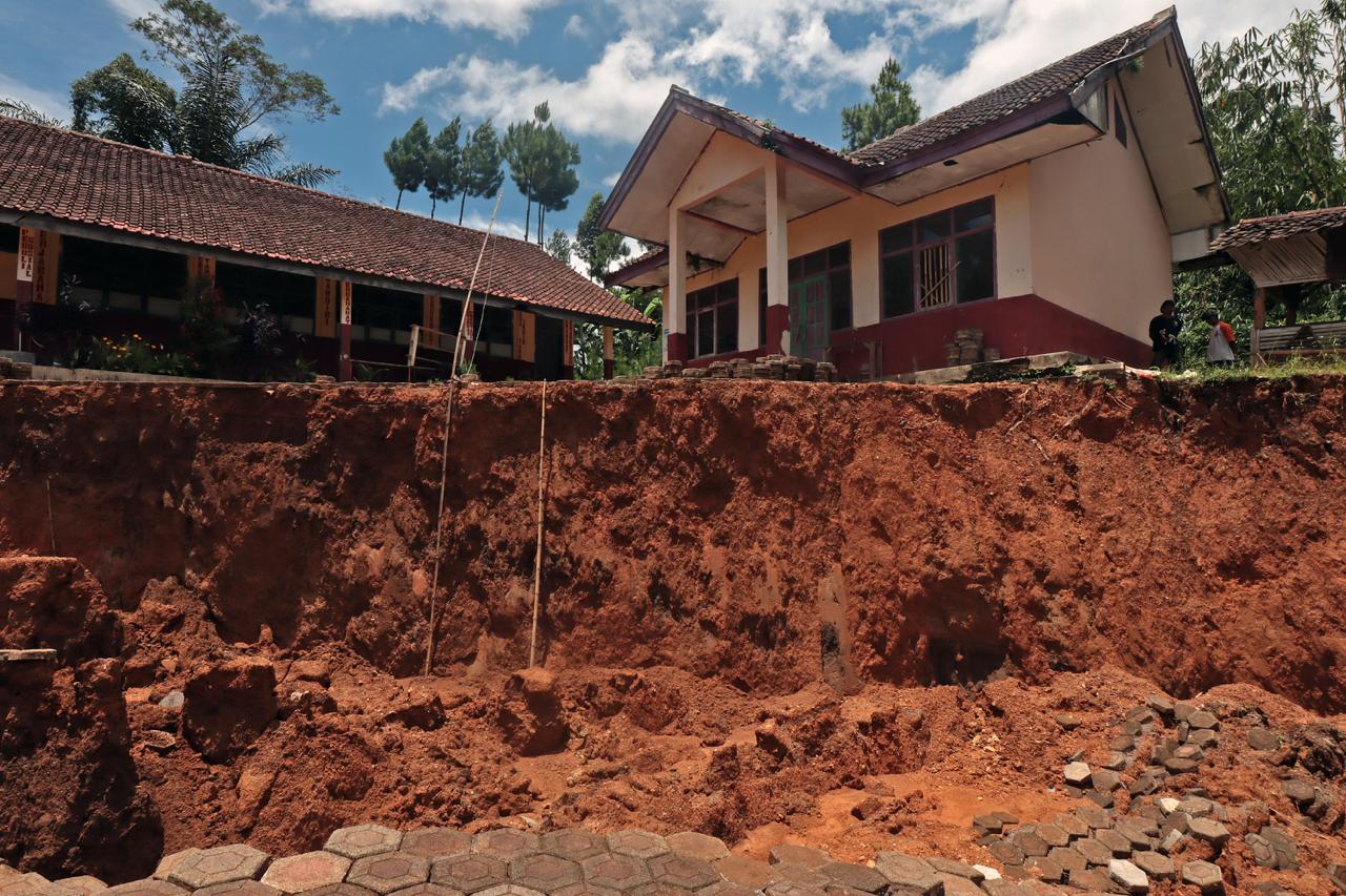 Kepala BNPB Tinjau Lokasi Terdampak Bencana Pergerakan Tanah di Bandung Barat