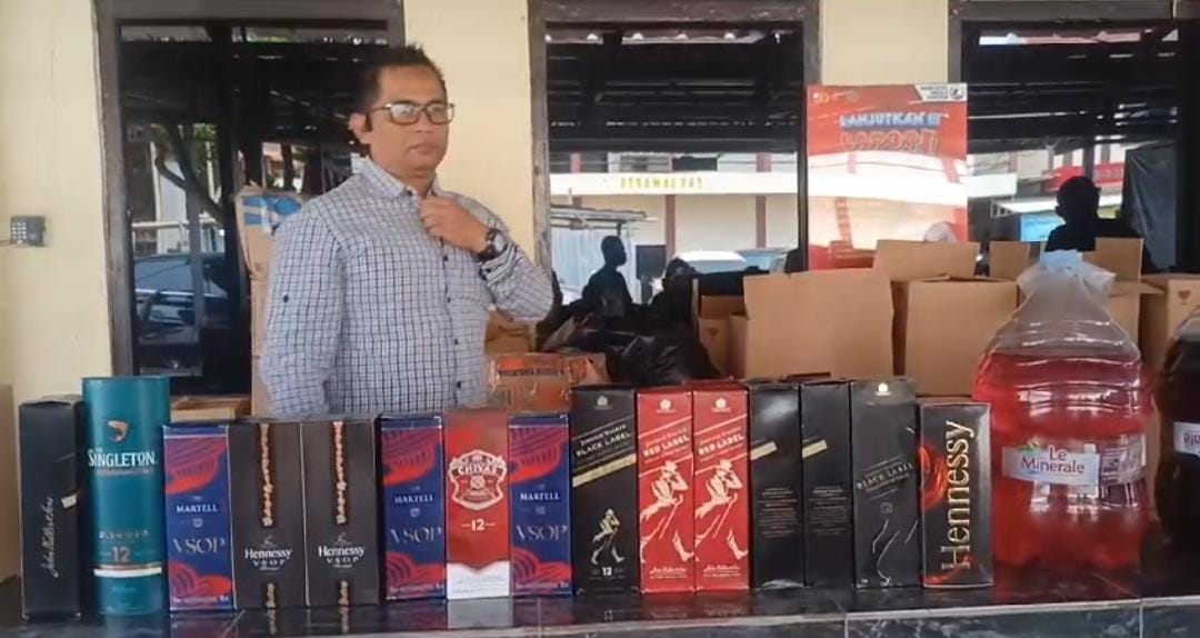 Polres Karawang Ringkus Peracik Miras Kemasan Merek Terkenal, Pelaku Sudah Edarkan Dagangannya Selama 4 Bulan