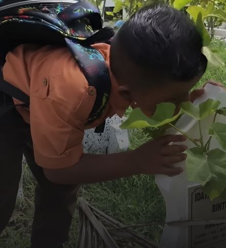 Bikin Haru! Bocah Asal Lhokseumawe Curhat Izin Masuk Pesantren di Makam Ibunya