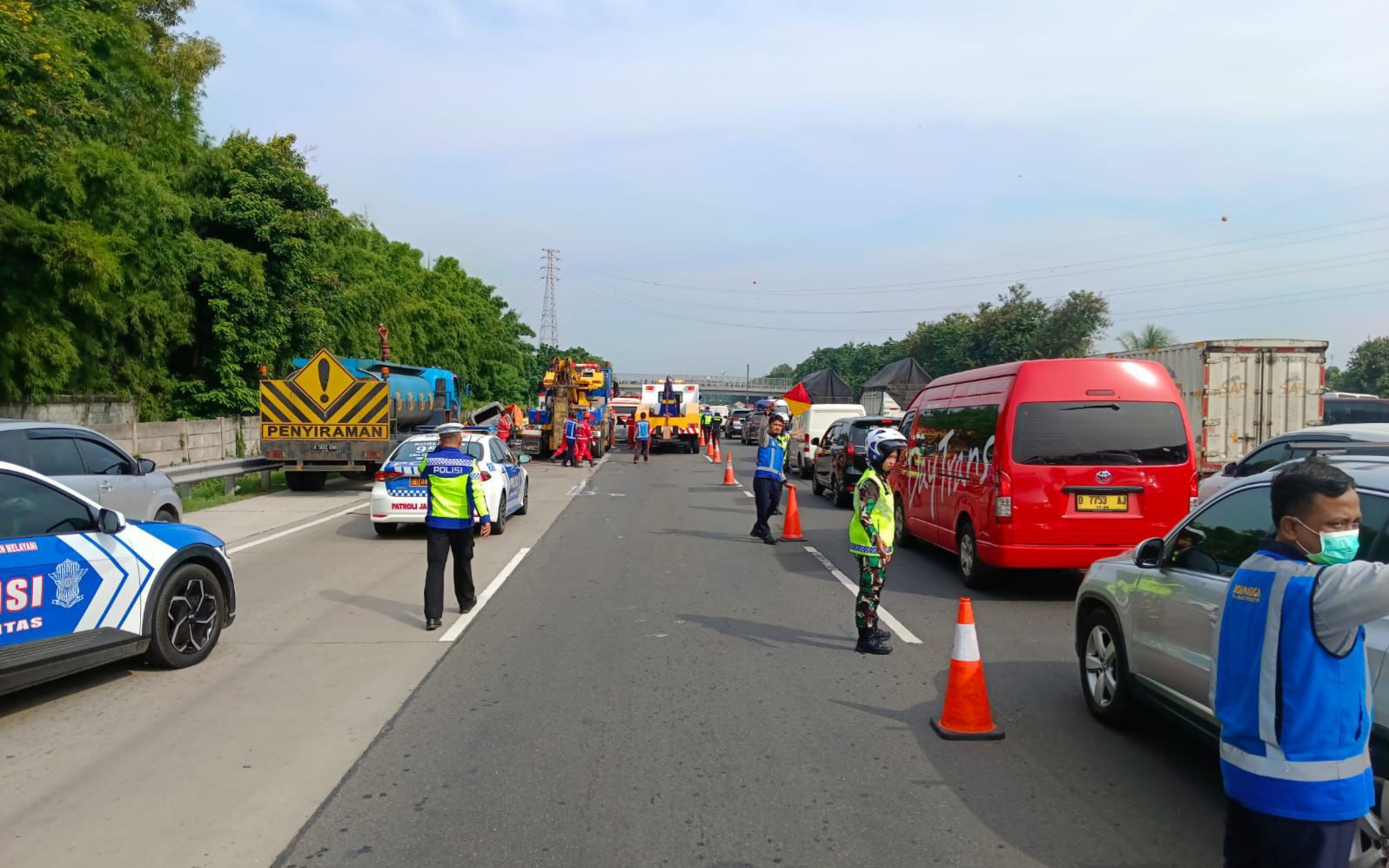 Polisi Olah TKP Kecelakaan Beruntun Libatkan Bus dan Dua Kendaraan Pribadi di Tol Japek Ruas Karawang