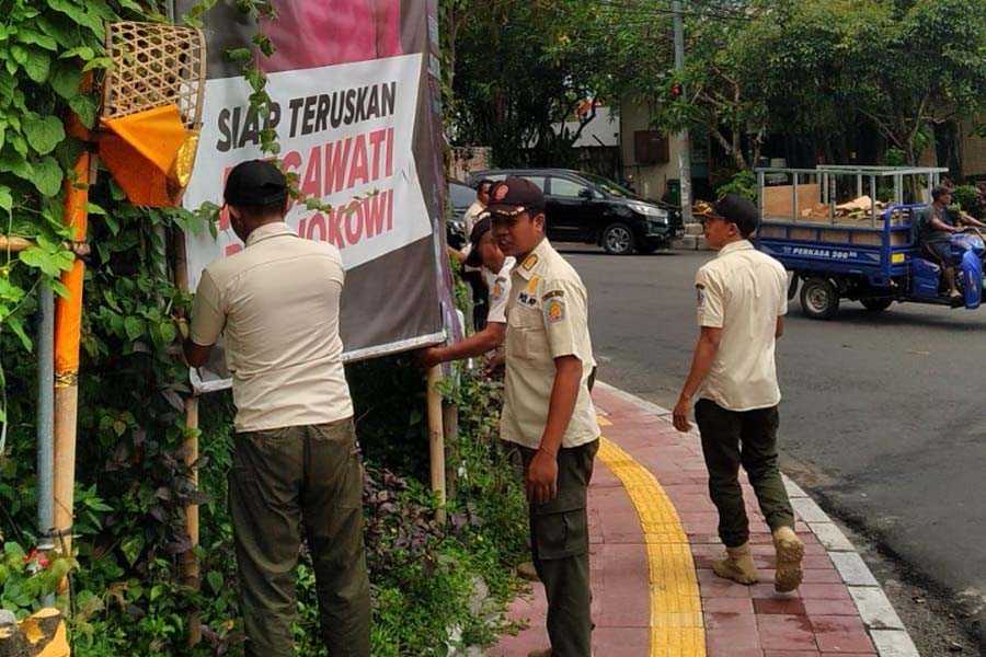 Jelang HUT Karawang, Satpol PP Tertibkan Baliho Parpol-Bacaleg