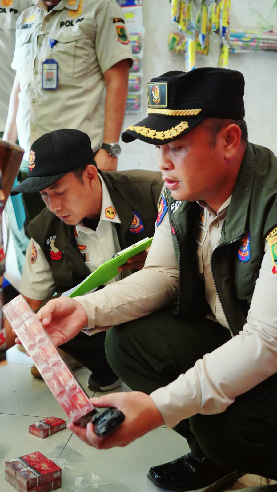 Satpol PP Karawang Bersama KPPBC Purwakarta Sita 900an Lebih Batang Rokok Ilegal