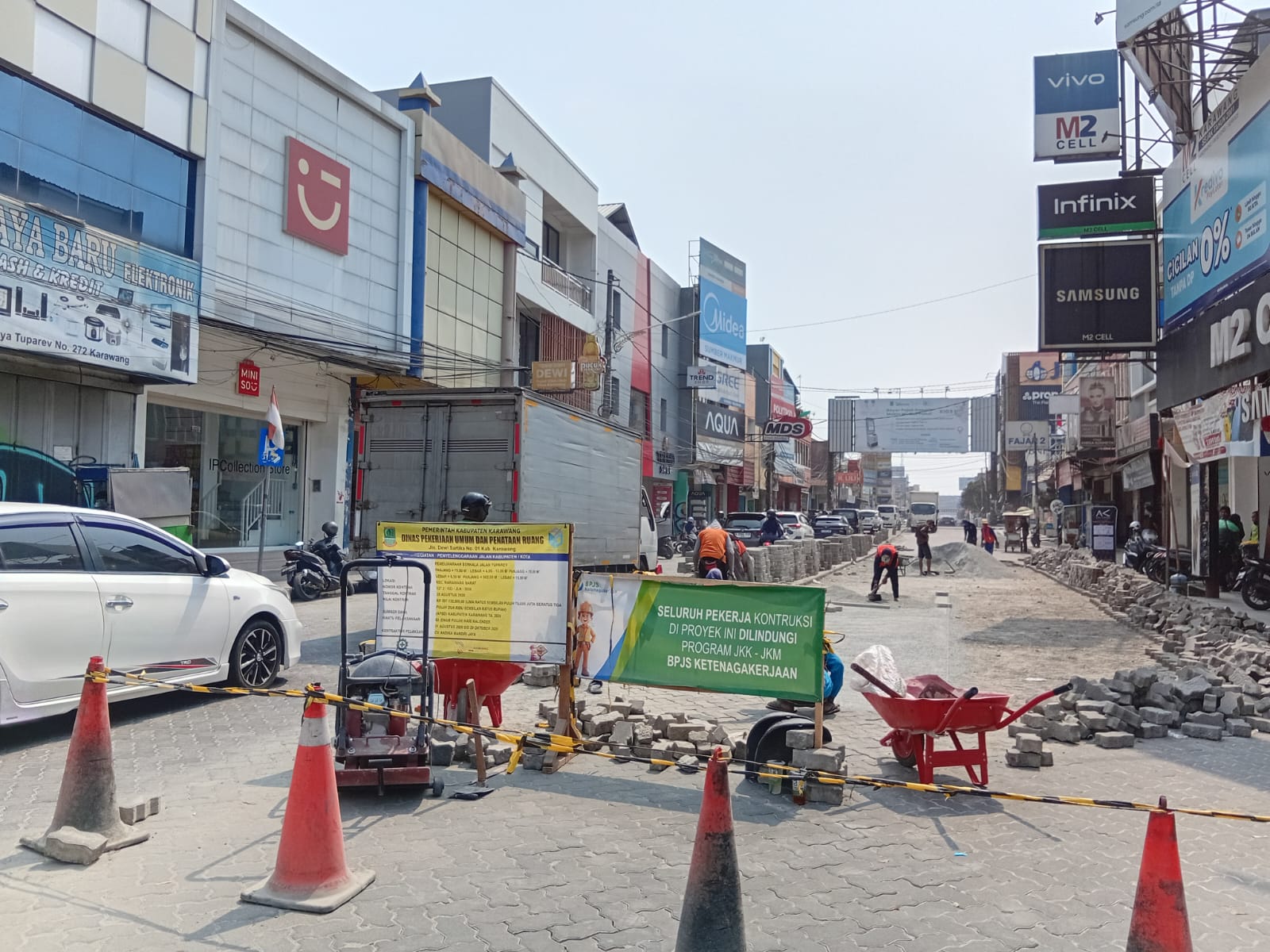 Jalan Tuparev Diperbaiki, DPUPR Lakukan Pemadatan Paving Block