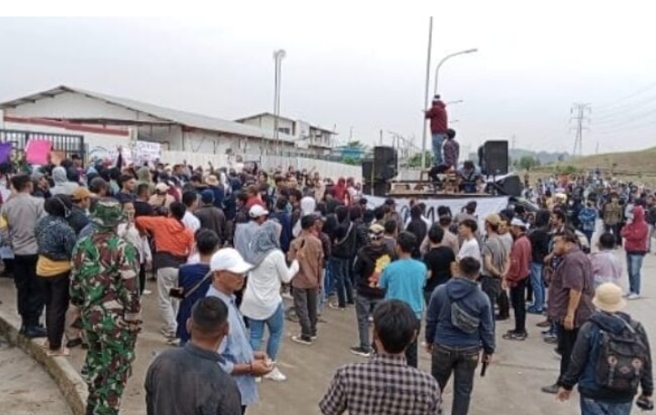 Ratusan Warga Menggeruduk PT. Frisian Flag Industri di Cikarang, Ada Apa?