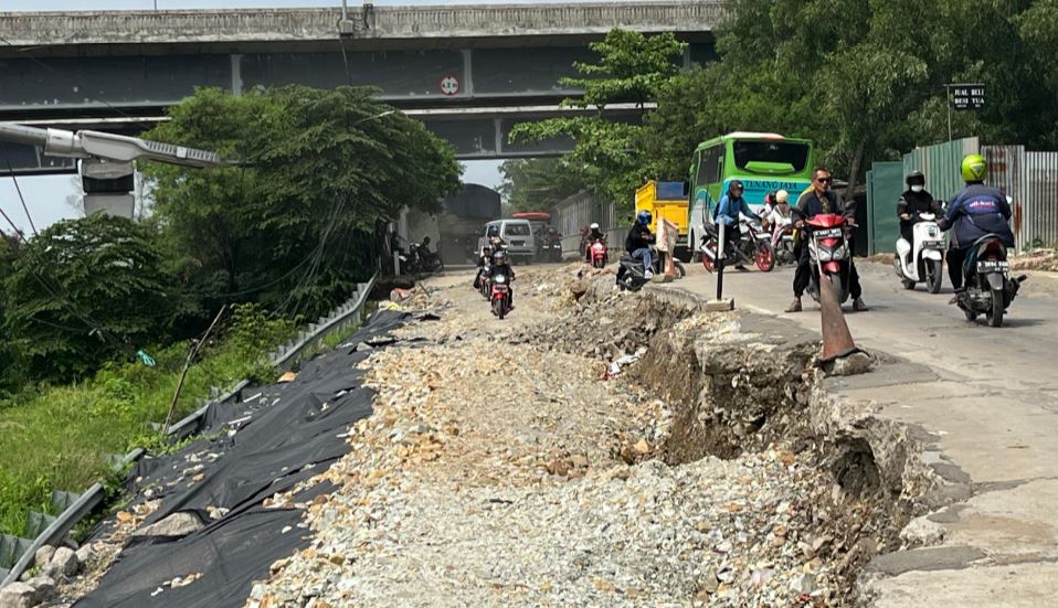 Jalan Longsor di Desa Wanasari Belum Mendapat Penanganan Permanen 