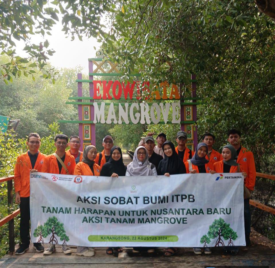 Ekspedisi Hijau Sobat Bumi ITBP Tanam 300 Pohon Mangrove di Karangsong 