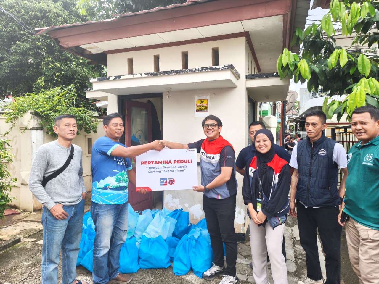 Korban Banjir di Kelurahan Cawang Terima Bantuan Logistik dari Pertamina RJBB