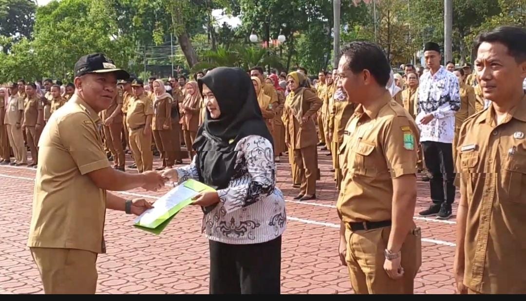 Hari Guru Nasional, 311 PNS Pemkab Karawang Dapatkan Kenaikan Pangkat