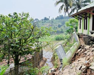 Cuaca Ekstrem, Puluhan Rumah di Purwakarta Rusak Gegara Bencana Tanah Bergerak
