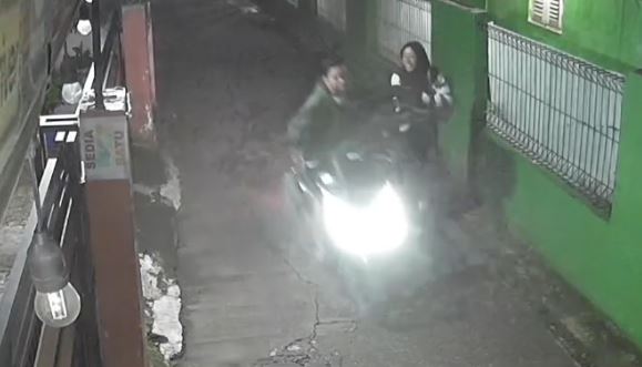 Terekam CCTV, Begal Payudara Kembali Beraksi di Kampung Cibitung Cikbar