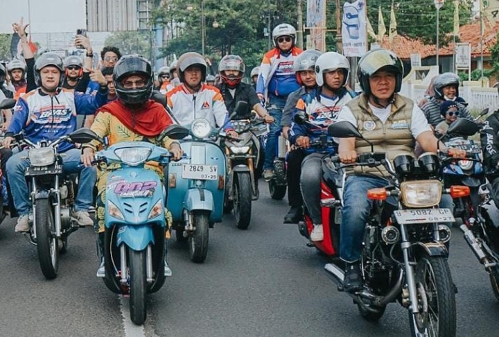 Aksi Unik Aep Syaepulloh Naik RX King Ke Kampanye Akbar, Bikin Warga Karawang Histeris