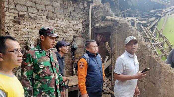 Pasutri Tertimpa Reruntuhan Bangunan Rumahnya Saat Hujan Deras dan Angin Kencang di Bandung Barat