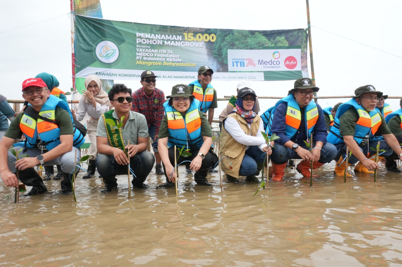 Indonesia AirAsia Bersama Yayasan ITB74 dan KTH Cipta Pesona Lakukan Penanaman 10.000 Bibit Mangrove