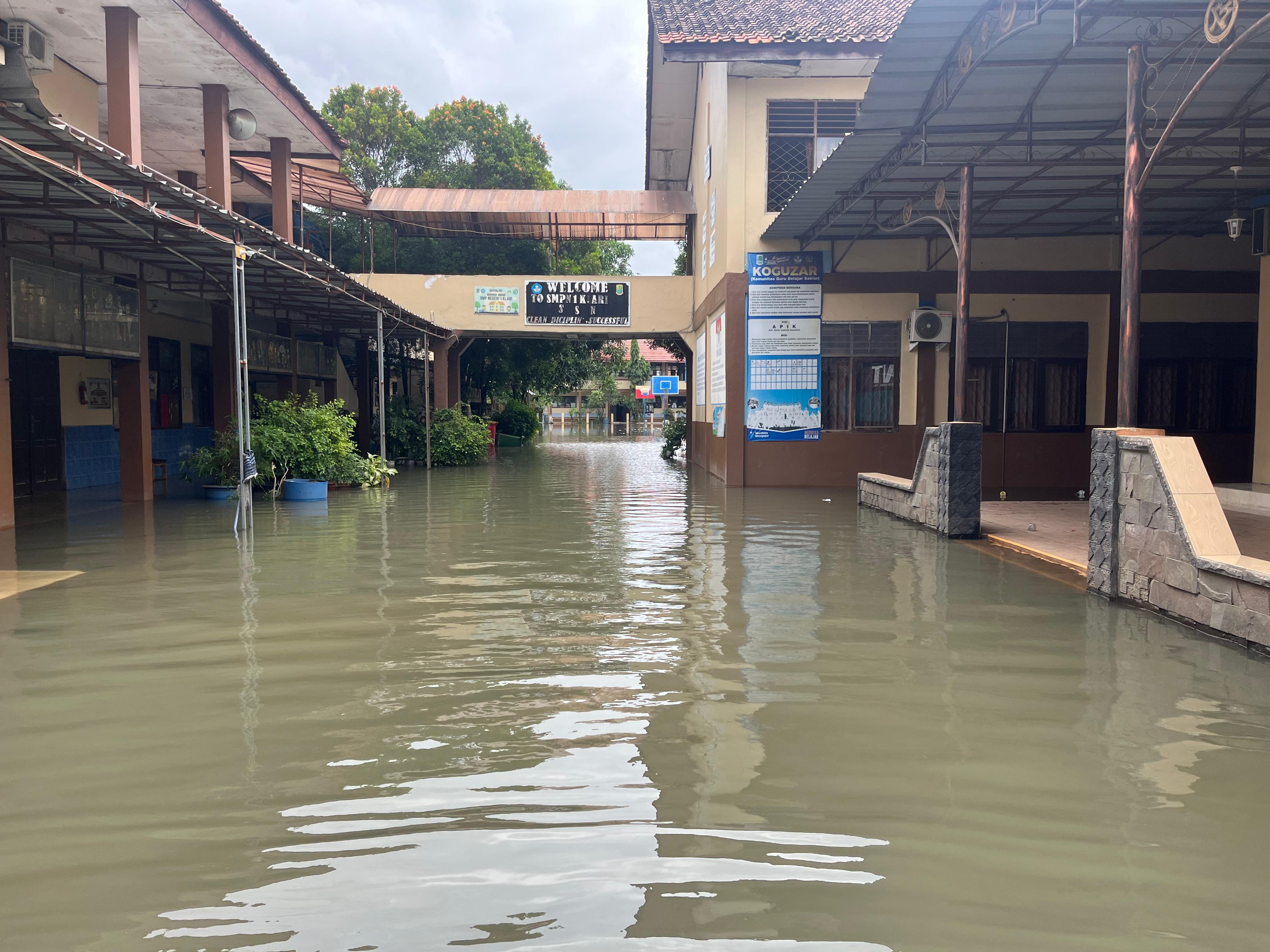 Banjir di Desa Duren Kecamatan Klari Sebabkan Kemacetan Parah