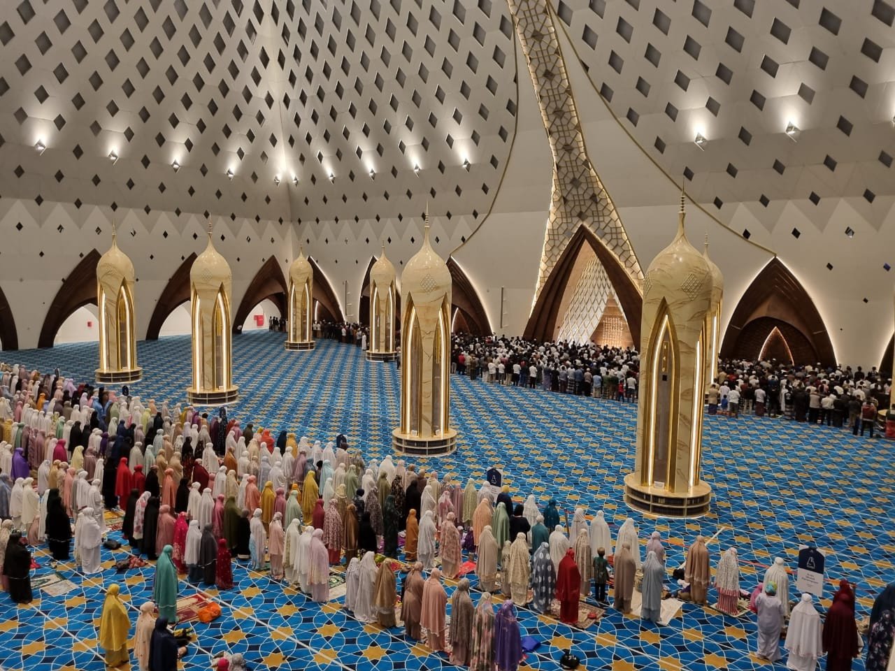 Masjid Al Jabbar Bandung Gelar Tarawih Perdana, Jemaah Masih Lenggang