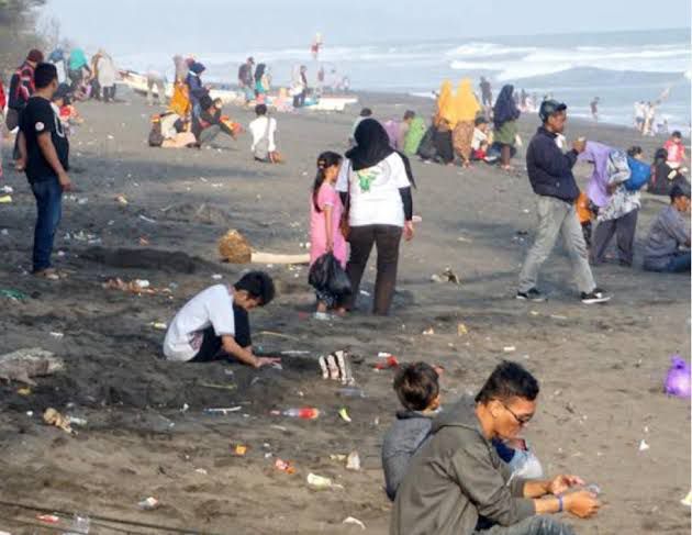 Pengunjung Objek Wisata Pantai Karawang Melejit saat Libur Tahun Baru 2025, Sisakan Tumpukan Sampah Berserakan