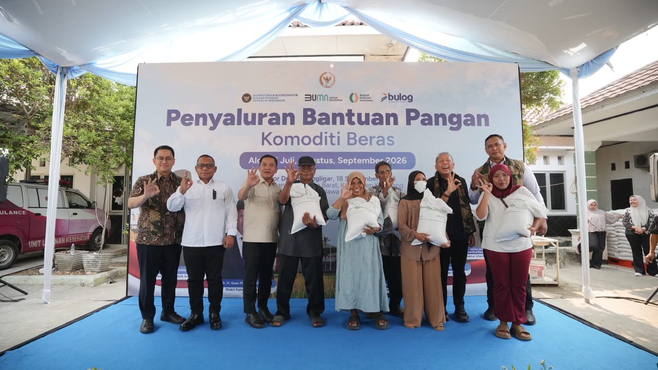 Dirut Bulog dan Saan Mustopa Tinjau Penyaluran Bantuan Beras di Karawang