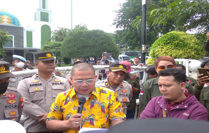 Demo DPRD, Massa Aksi Tuntut Pencopotan Plt Wali Kota Bekasi 