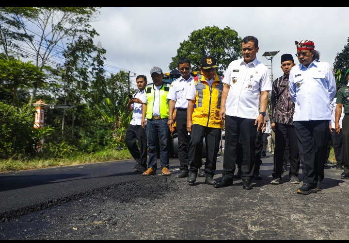 Sempat Dikeluhkan Warga, Jalan Parakan - Patean Mulai Diperbaiki