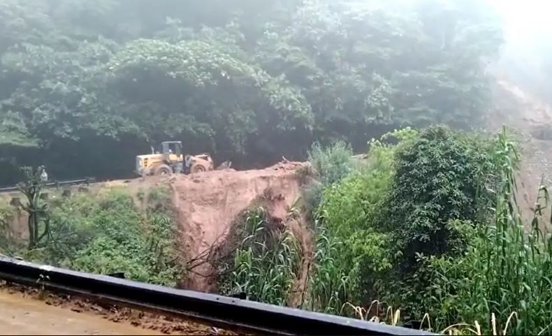 Alat Berat Pulihkan Akses Jalan Tertutup Longsor di Sumatera Barat 