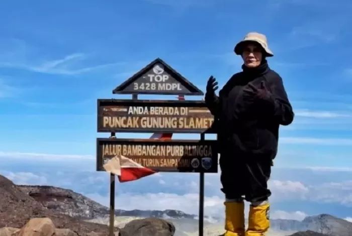 Nenek 70 Tahun Berhasil Taklukan Gunung Slamet, Mbah Yuni berhasil taklukan atap tertinggi Jawa Tengah