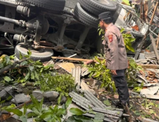 Diduga Rem Blong, Truk Tanki Seruduk 4 Mobil dan Motor Hancurkan Rumah Warga, 1 Tewas, 2 Luka Parah