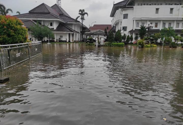 Diguyur Hujan Semalaman, Kantor Pemkab Karawang Tergenang Air hingga 30 CM