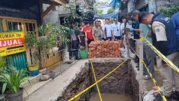 Geger! Kerangka Manusia dan Keramik Ditemukan di Lubang Galian Septic Tank di Kedalaman 1,7 Meter