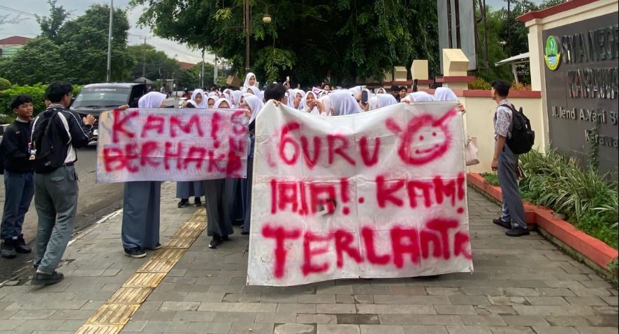 Diduga Gegara Kelalaian Sekolah, Ratusan Siswa SMA Negeri 4 Karawang Gagal Ikut SNBP