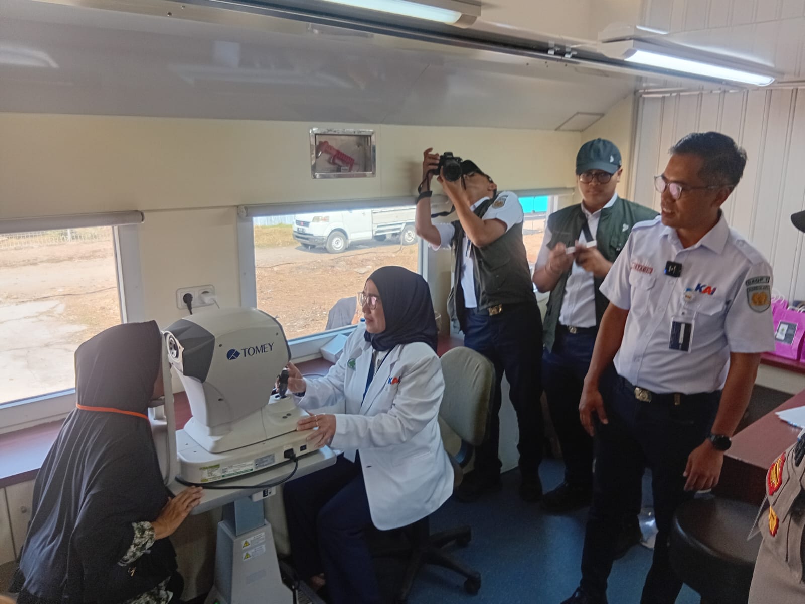 KAI Gelar Rail Clinic di Karawang, Layani 250 Warga dan Bagikan Kacamata Gratis kepada 30 Siswa
