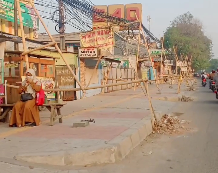 Trotoar Jalan Juanda Depan Stasiun Bekasi Sudah Rapih, Kabel Menjuntai Disangga Bilah Bambu Jadi Perhatian 