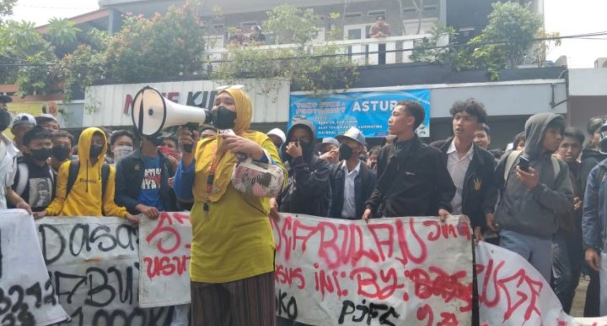 Guru SMPN Bekasi Lecehkan Siswi, Jadi Tersangka—Picu Demo