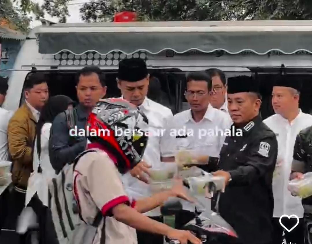 Bapenda Karawang Berbagi Takjil Bareng Bupati di Terminal Tanjungpura