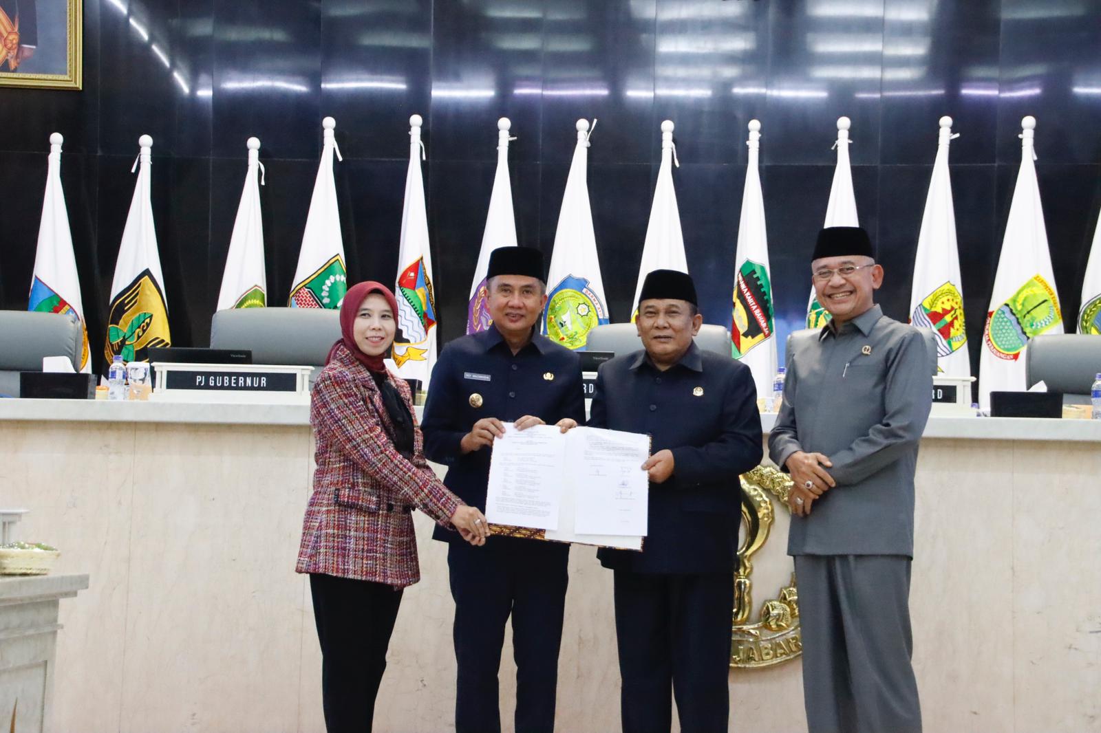 Rapat Paripurna, Rancangan KUA PPAS 2025 Ditandatangi Gubernur dan DPRD