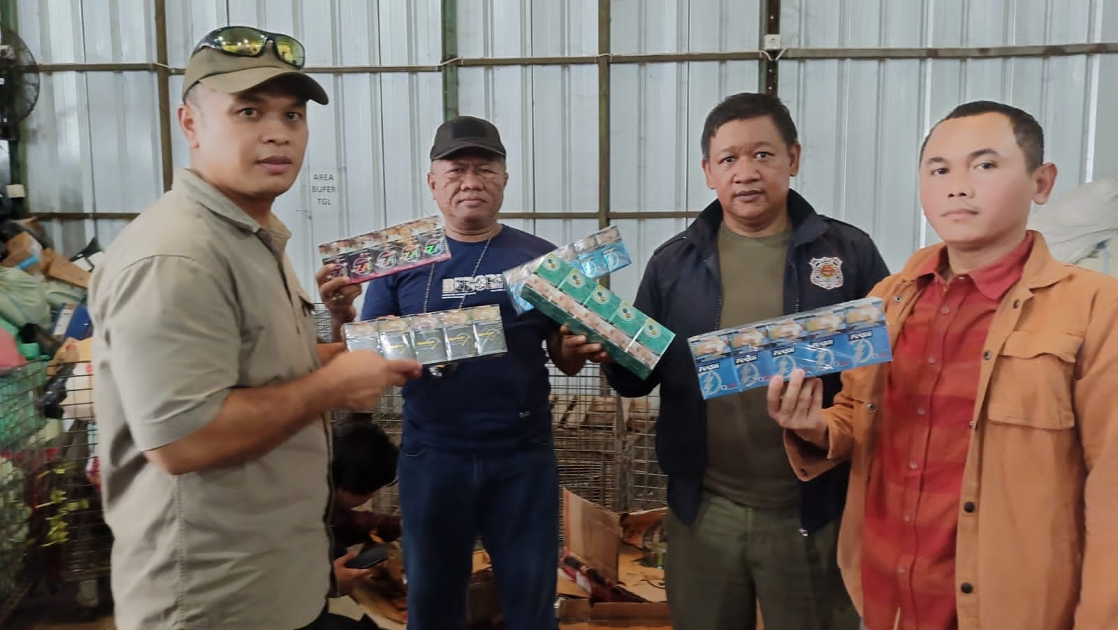 Satpol PP Karawang-PPBC Amankan Ratusan Ribu Batang Rokok Ilegal di Jasa Pengiriman Logistik di Karawang 