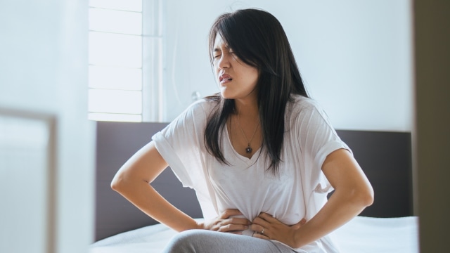 5 Cara Ampuh Meredakan Kram Perut Akibat Menstruasi, Salah Satunya Minum Air Hangat!