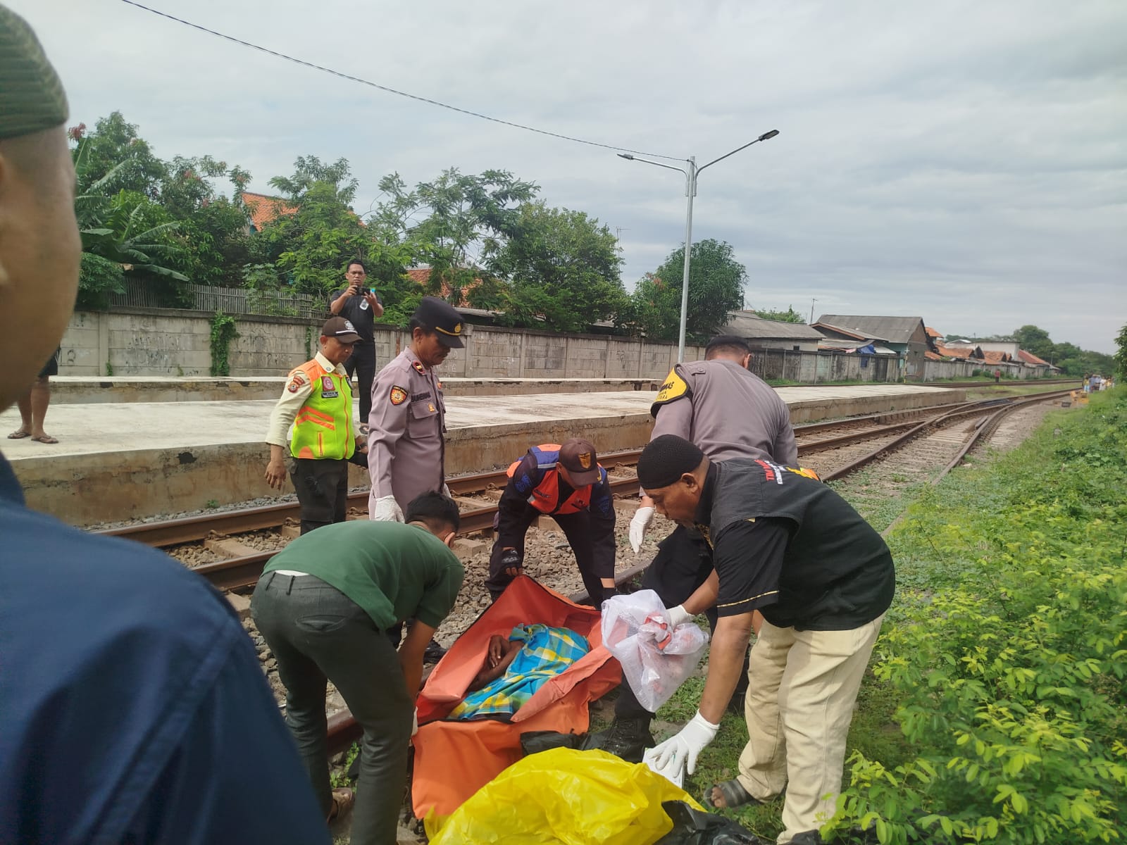 Gangguan Mental, Tunawisma Tanpa Identitas Tewas Tersambar Kereta Api, Kondisi Jasad Mengenaskan