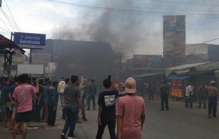 Ricuh, Relokasi Pedagang Pasar Rengasdengklok Petugas Dilempari Batu